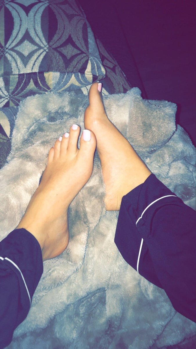 كلابي وكلباتي يله اشوف على اربع وتعالو نظفو رجول عمتكم معرقه وتعبانه💆🏻‍♀️💅🏻
ابي رتويت قوي والخاص كله نباح وبختار الي ابي