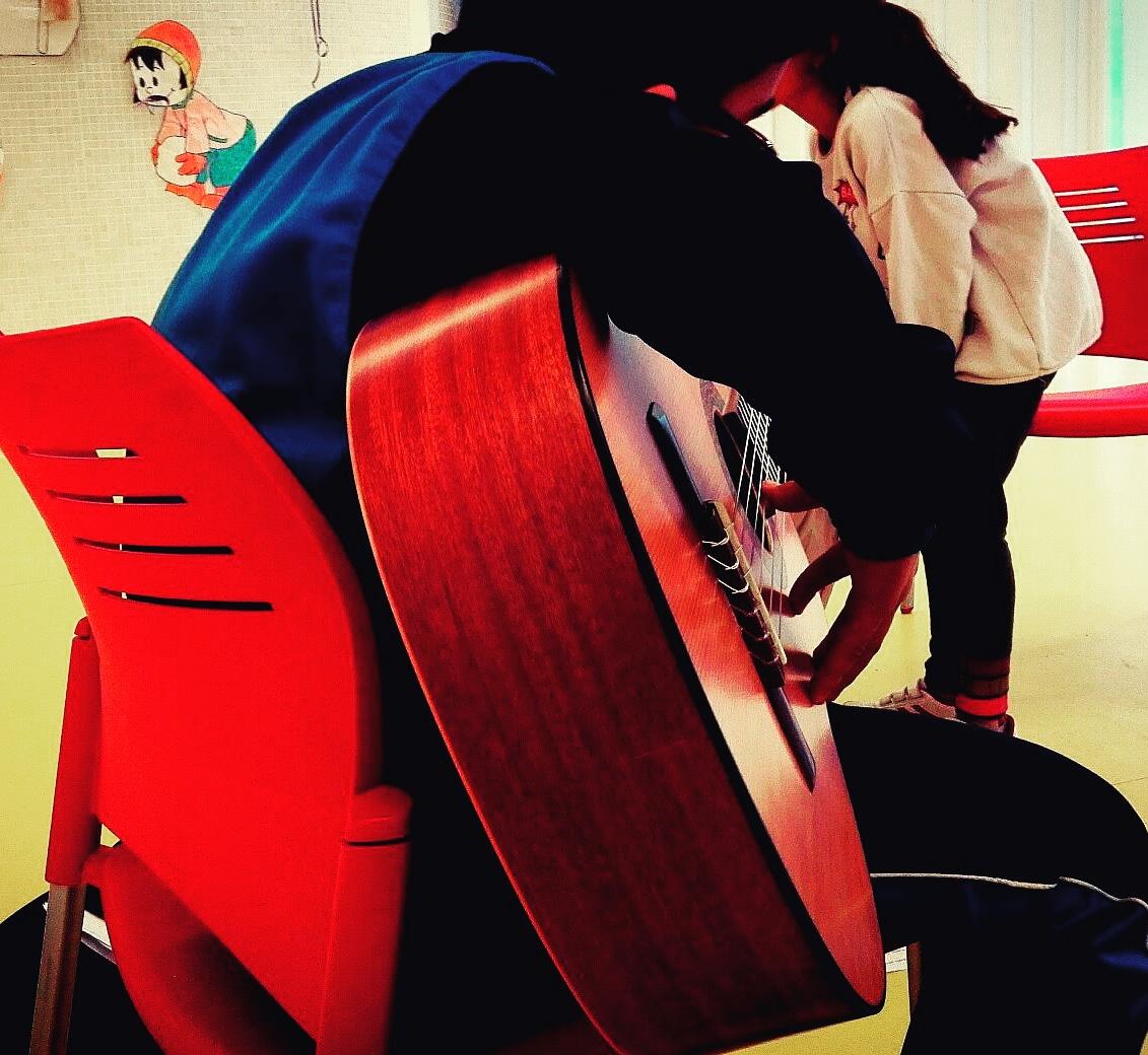 ePsycoweb's tweet photo. Nuestras clases siguen a viento en popa después de las vacaciones de Navidad. Aún quedan plazas para los grupos de inglés y guitarra. ¡No te quedes con las ganas! Fotón de nuestro profe @guligsa  #guitarra #inglés #refuerzoacademico #comerciolocal https://t.co/Q7Yf8pXBiQ