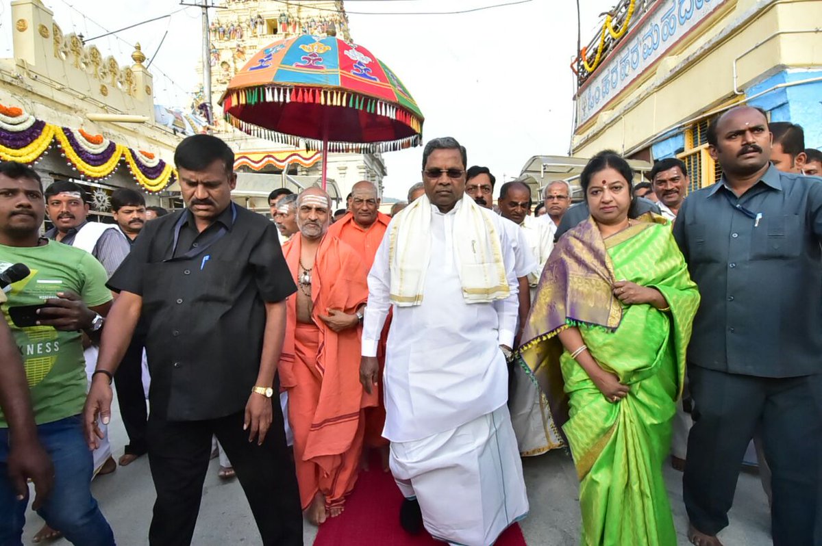 ಮಲೆ ಮಹದೇಶ್ವರ ಬೆಟ್ಟದಲ್ಲಿ ವಾಸ್ತವ್ಯ ಹೂಡಿದ್ದ ಮುಖ್ಯಮಂತ್ರಿ <a href="/siddaramaiah/">Siddaramaiah</a> ಅವರು ಇಂದು ಬೆಳಗ್ಗೆ ಮಹದೇಶ್ವರ ಸ್ವಾಮಿ ದೇವಾಲಯಕ್ಕೆ ಭೇಟಿ ನೀಡಿ ಪೂಜೆ ಸಲ್ಲಿಸಿದರು.