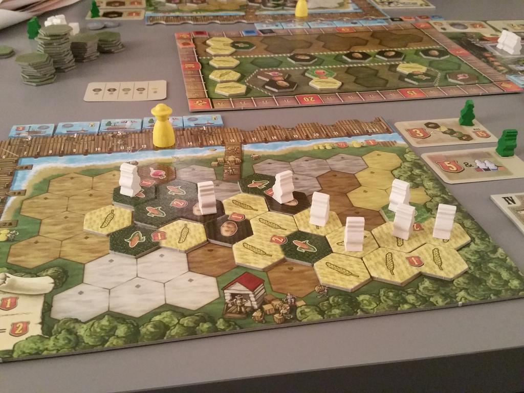 loupNaqala's tweet photo. Du #j2s Riverboat à 4 joueurs hier aux @explorajoueurs. Vraiment très bon : fluide, malin dans l'ordre de choix des phases d'action, iconographie très claires. Kiesling a vraiment été très productif en 2017 et pour le bonheur des joueurs ! Quelqu'un l'a essayé à 2 joueurs ? https://t.co/DCXTAwSJUh