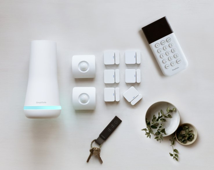 TechCrunch's tweet image. SimpliSafe redesigns its home security system, announces video doorbell, smart lock and camera tcrn.ch/2DitRgx #CES2018