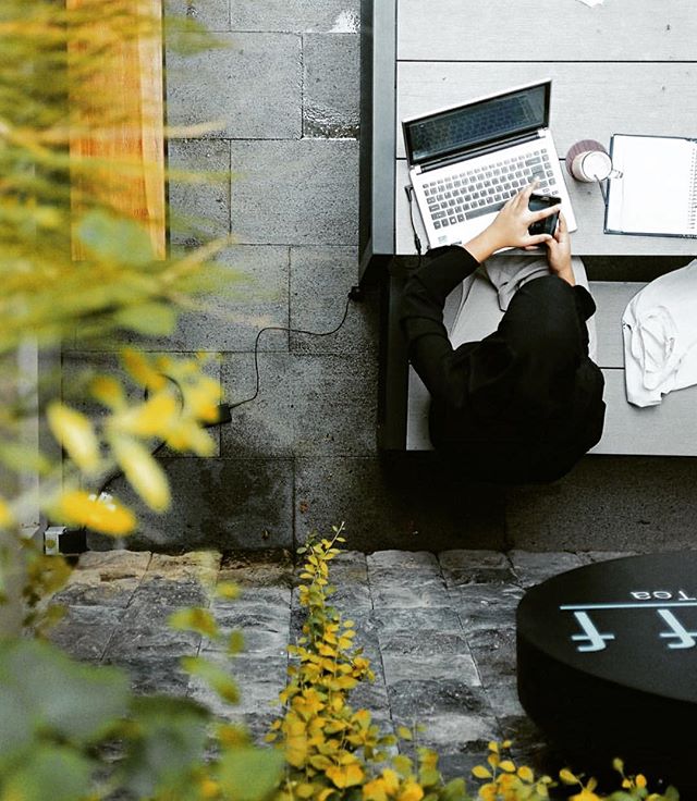 TechTrollz's tweet photo. Today's @workhardanywhere :
@tekoffyk at Yogyakarta, Indonesia      #workhardanywhere .
.
.
.
#styleblogger #onthetable #onmytable #coffeefliicks #coffeevibes #igdaily #mobileoffice #workspace #workspot #remoteworking #workstation #remoteoffice #freelance #officeoftheday #mobileo https://t.co/UPc3gXrAaN
