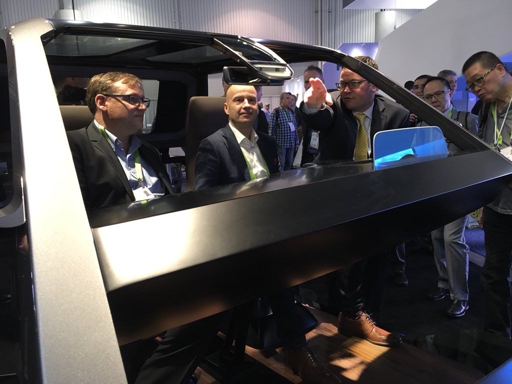 FingerprintCard's tweet photo. Looking at the demonstration and signing the contract! #activeiris https://t.co/I4OOg0xueg