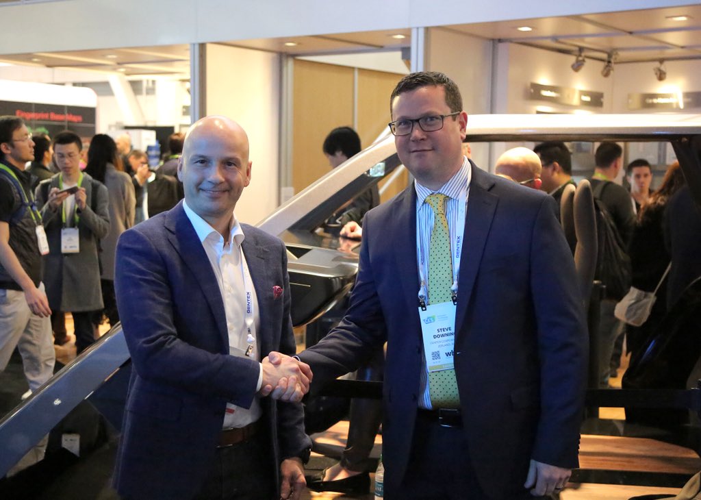 FingerprintCard's tweet photo. Looking at the demonstration and signing the contract! #activeiris https://t.co/I4OOg0xueg