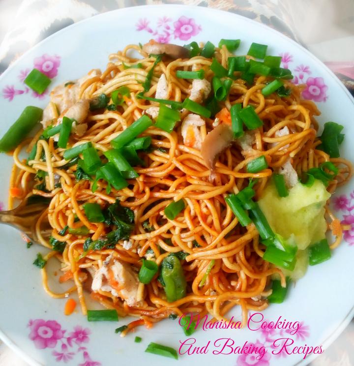 ManishaAnisia's tweet photo. Chicken, mushrooms fried noodles. Recipe video https://t.co/MymiVjQDWT https://t.co/lMDCdBqBam