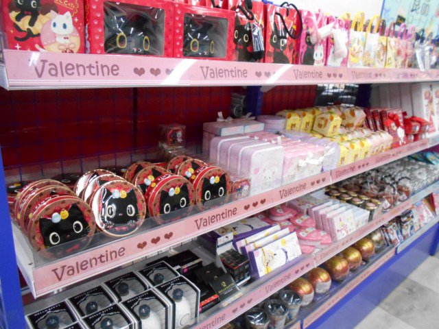 アニメイト池袋本店 新商品情報 バレンタインのお菓子が続々入荷アニ お洒落なコスメ風デザインや 可愛い缶入り ビン入りなど目移りするアニ お友達へのプレゼント や 普段頑張っている自分へのプレゼントにいかがアニか １ｆ食品コーナーにて