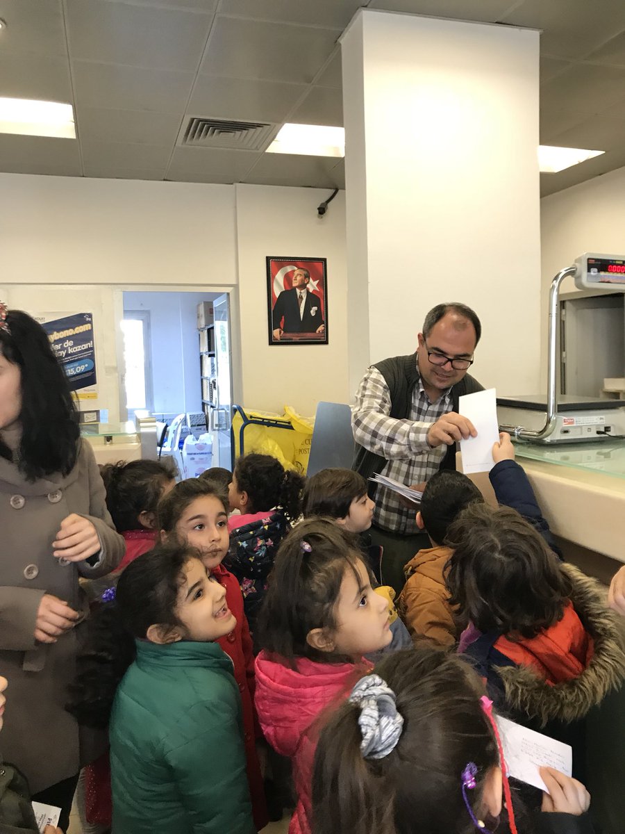 Zeynep__Guvenc's tweet photo. KG1 grubu #osbep etkinliği kapsamında alan gezisi yaparak #postane ziyaretini gerçekleştirdik. Sevdiklerimize gönderdiğimiz mektupların adreslerine ulaşmalarını heyecanla bekliyoruz. @UgurOkullari @mersinugurokulu @TugbaAbanoz @nilcicek @FATIH_SARITASLI @orhangndn @EsenerAyhan https://t.co/nP7x22iP7n