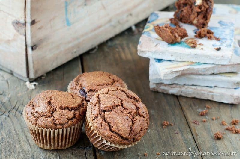 NuezCalifornia's tweet photo. Desayunamos hoy unas muffins con harina teff, #chocolate y #nueces y sin gluten, sin lácteos y sin azúcar. ¿Suena genial, verdad 🙈? https://t.co/IkpPGY9ZjH #FelizJueves https://t.co/f4Sr6s7CKm