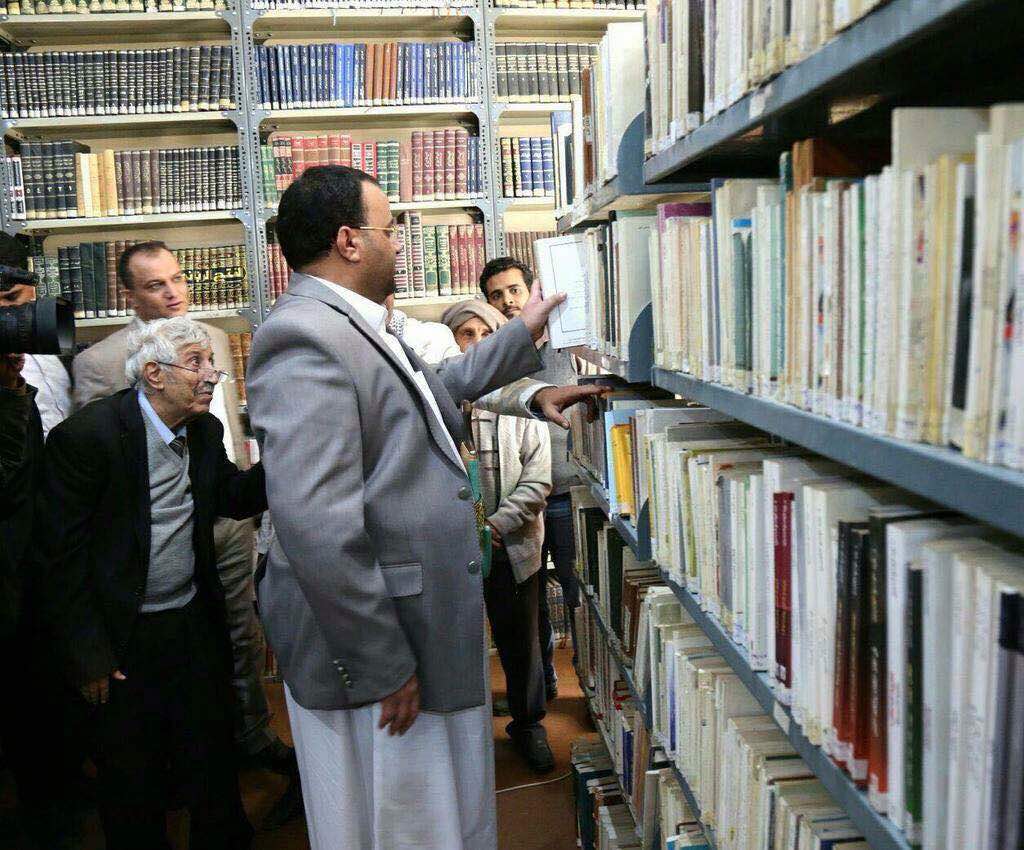 صورة أوجعتني للمفكر اليمني الكبير والقامة الاكاديمية الدكتور عبدالعزيز المقالح يقف ذليل ومهان ومنكسر الظهر خلف هذا المسخ الحوثي المليشاوي صالح الصماد
اقتحم المليشاوي صالح الصماد مكتبة المقالح كما اقتحموا مكتبة القاضي العمراني من قبل وقاموا بالتصوير لكي يظهروا بأنهم مثقفين ونوابغ