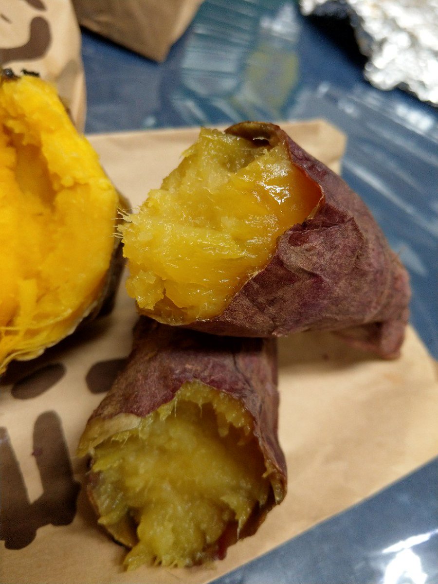 みちゅ ひいらぎ 浜口町 メイン通り中央 焼き芋 350円 紅天使 甘い蜜がトロトロ と安納芋 ホクホクほろほろの食感 昔からお世話になってる喫茶店ですが 冬季の焼き芋が密かに話題に 確かにこりゃワクワクするわ 物腰柔らかなステキな店員さんにそれぞれ みちゅ ひいらぎ 浜口町 メイン通り中央 焼き芋 350円 紅天使 甘い蜜がトロトロ と安納芋 ホクホクほろほろの食感 昔からお世話になってる喫茶店ですが 冬季の焼き芋が密かに話題に 確かにこりゃワクワクするわ 物腰柔らかなステキな店員さんにそれぞれ