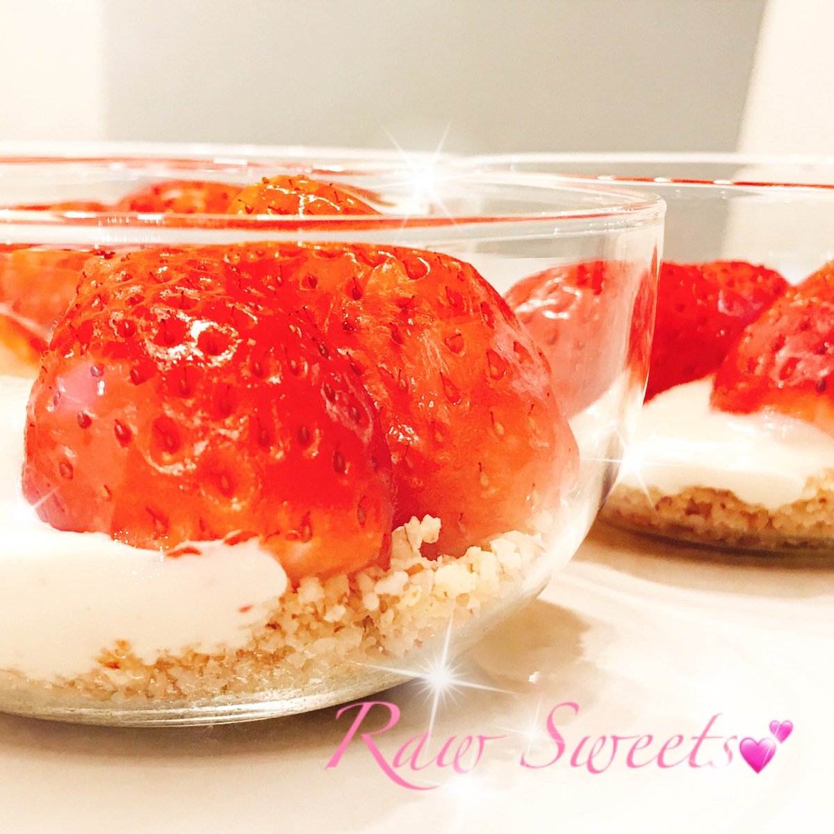 vegetablesmile_'s tweet photo. 簡単ロースィーツ(o^^o)
砕いたナッツ、ロー生クリームに大好きないちごを飾って出来上がり☆☆☆
ダイエット中の私ですが、美味しく食べちゃいました!

とっても簡単なロー生クリームの作り方をご紹介しま... 詳しくは https://t.co/VuYJwy4Nxg https://t.co/2ZlNVrclyL