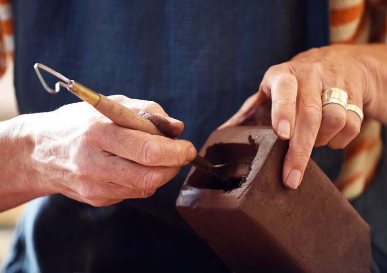 Mindfulcreate's tweet photo. Rowena Brown makes lovely little clay houses - this article explains how and where she works, really interesting! #mindfullycreate #artists #rowenabrown #ceramics #creativity

https://t.co/S51Xm6rq4p https://t.co/G37ORJg4HD
