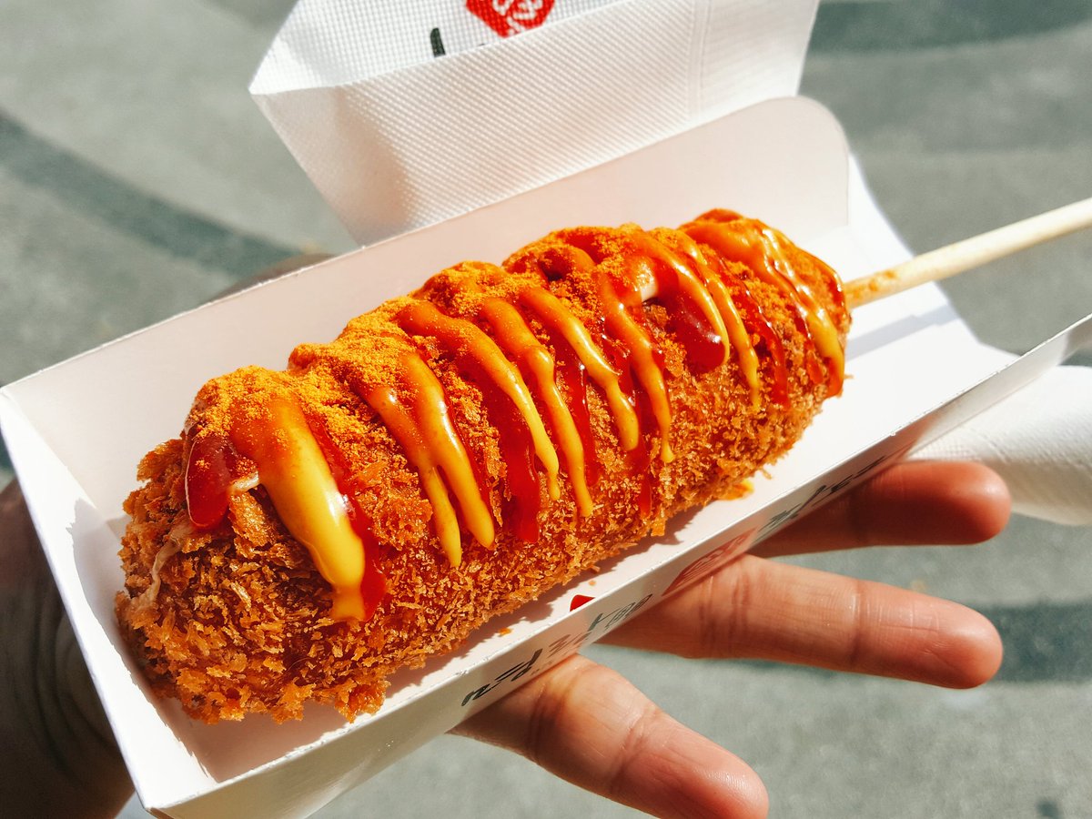 imjenle's tweet photo. ไม่ต้องไปเกาหลีก็ได้กินแล้ว ทงมอสซาเรลล่า ฮอทด็อก อร่อยม๊วกกก ซอสจะราดกี่อย่างก็ได้ แต่ต้องยืนรอประมาณ10นาทีนะเพราะทางร้านทอดตามออเดอร์ ต้องลองไปกินกัน ร้านอยู่หน้าDigital Gateway Siam ตอนนี้มีโปรฟ่อลโล่วไอจี ลดทันที 10 บาท  #อร่อยบอกต่อ
#อร่อยไปแดก #รีวิวสยาม @aroii @ReviewAroii https://t.co/yckPYUj5V6