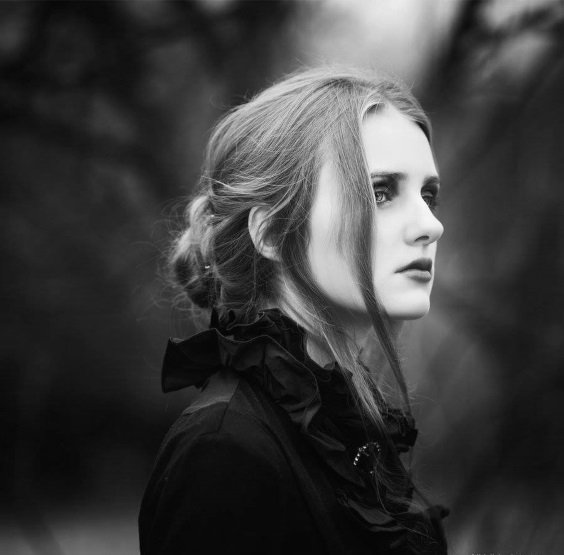 La solitude est à vous, elle vous tient, et on ne sait jamais si c'est une délivrance ou une malédiction. Va-t-elle vous donner des ailes ou vous réduire à une existence de petits pas ? J'étais entre deux mondes. Si libre.
Véronique Olmi