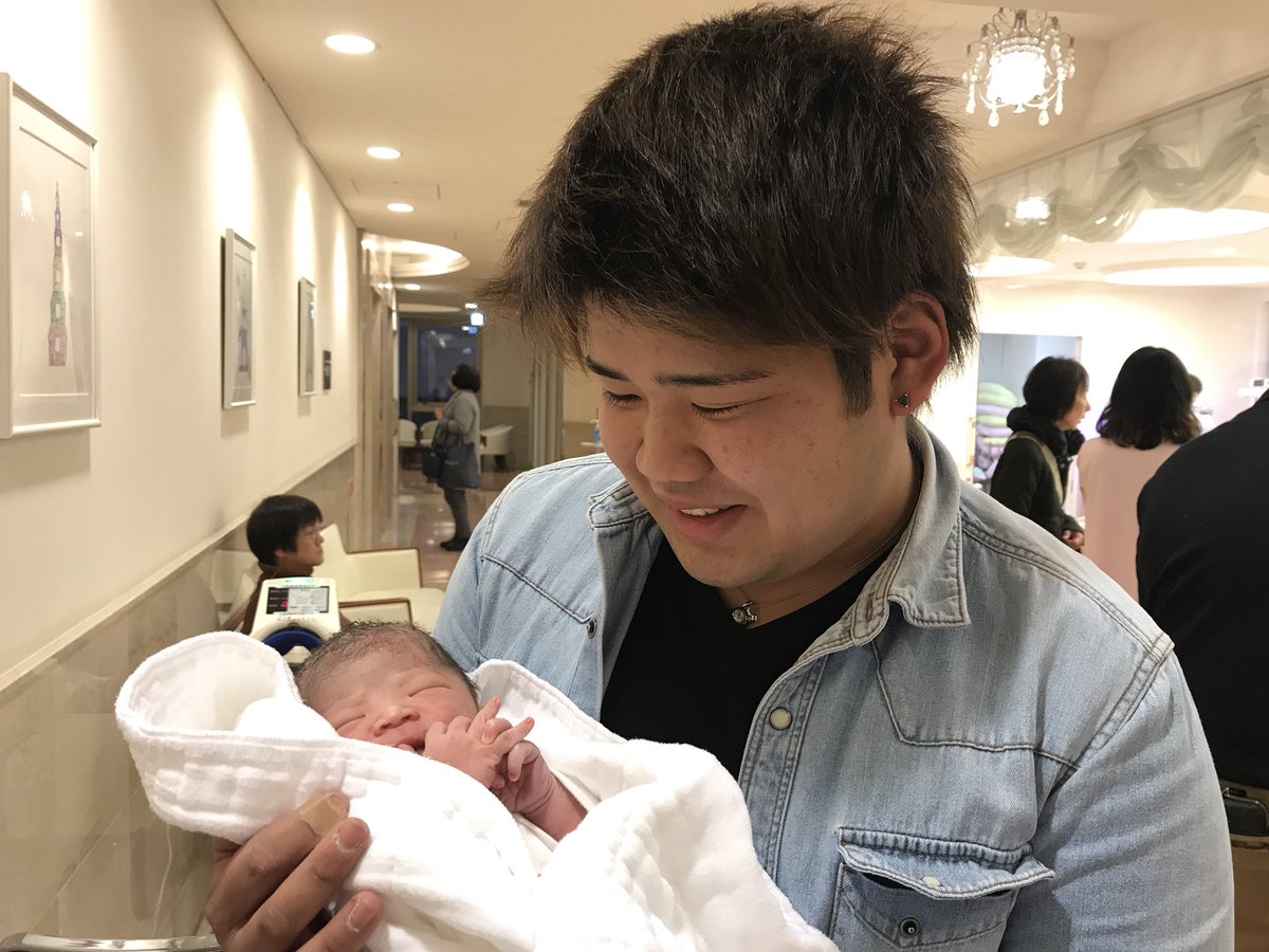ryota6541's tweet photo. 1月11日午後4時51分に元気な男の子が生まれました！
本当に希美頑張ってくれてありがとう。そして希美と自分のもとに元気に生まれてきてくれてありがとう☺️
希美と子供のために一生懸命頑張って行きます！😋
名前は決まってるけど母親の希美が先なのでまだ秘密で🤗 https://t.co/3Ih7orrdFC