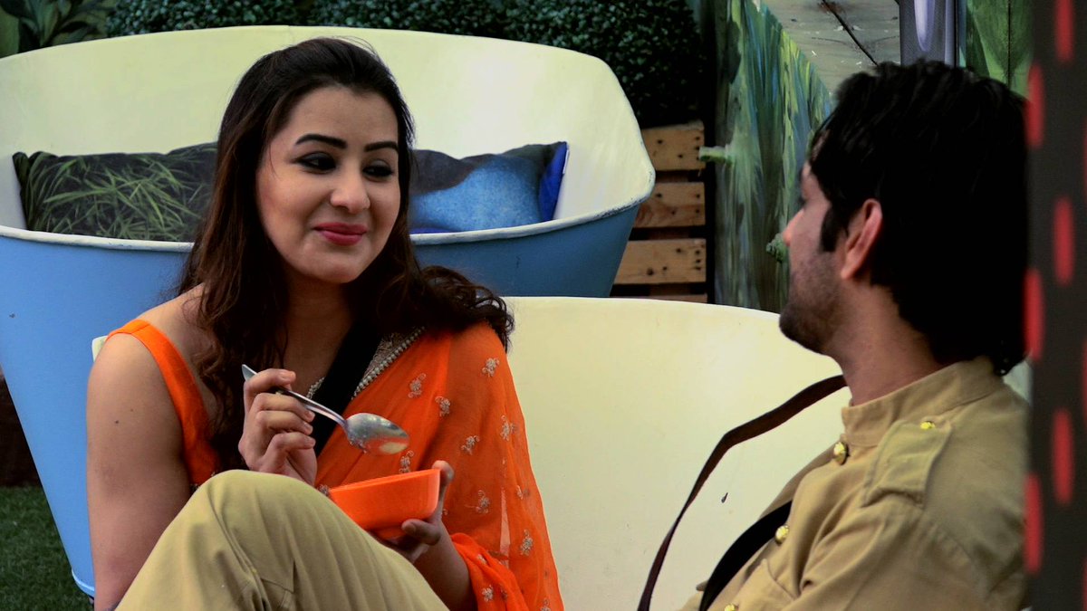 Tonight in Vikas City : Vikas asks Shilpa to wear Saree. and make Rabdi for him. She also feed him Rabdi!

#BB11 #BiggBoss11