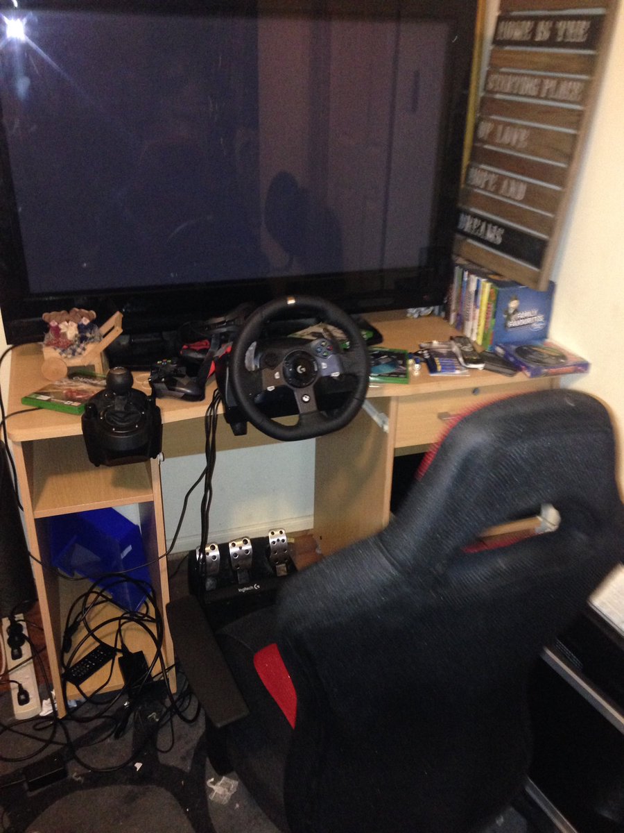 danielloechel35's tweet photo. Got a new comfy chair for sim racing! Red helps me go faster right?! ๐ #redhotgo #VASC https://t.co/5AfyG37BNF
