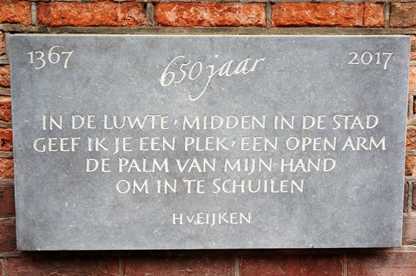 Heden aan de voorgevel van het <a href="/BartholomeusBG/">BartholomeusGasthuis</a> : een nieuwe gevelsteen met gedicht van de Utrechtse dichter Hanneke van Eijken. We sluiten het jubileumjaar 650 af om voor altijd in stijl dichtbij te houden! #stadsdichtersgilde #Utrecht