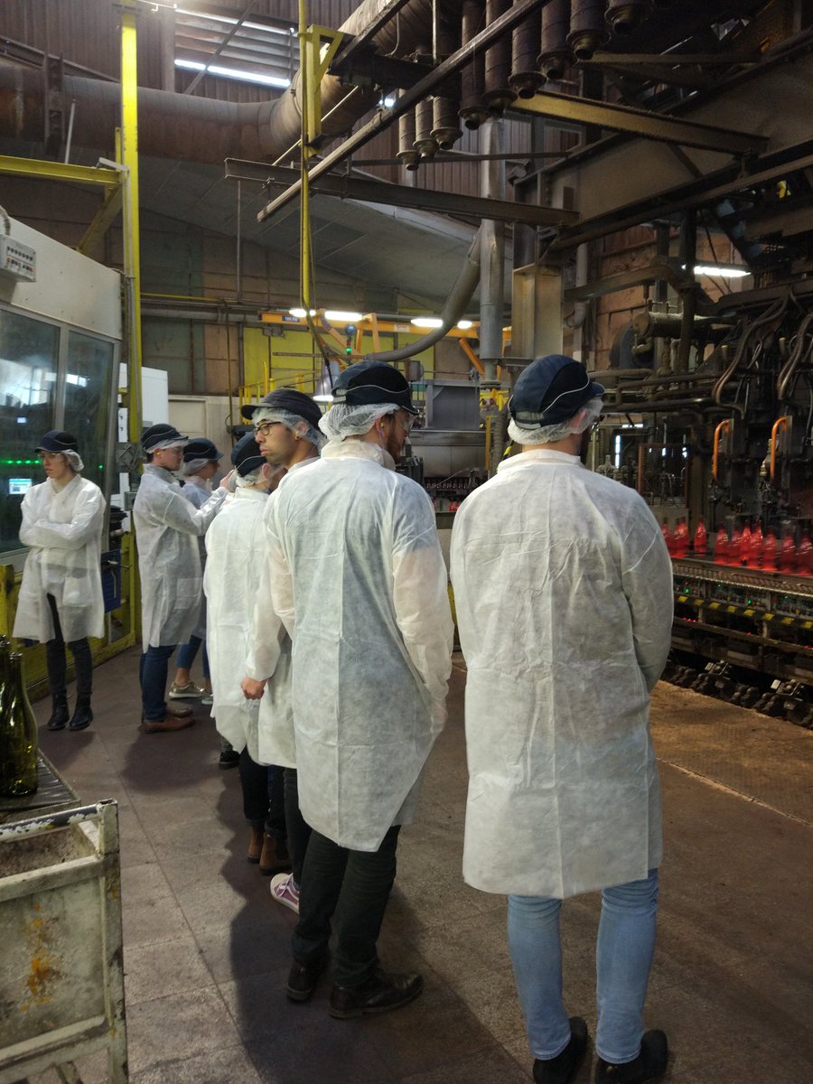 VeralliaFR's tweet photo. Première visite de l'année avec l'école @ESEPAC_43 qui découvre l'usine de Chalon-sur-Saône ! #vda2018 #verallia #veralliadesignawards https://t.co/i0ajn8T3wl
