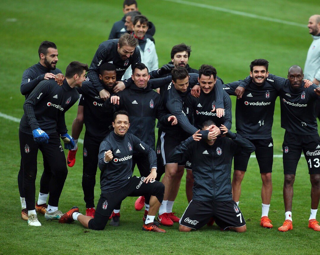 1903Tribunu's tweet photo. ŞOK... ŞOK... ŞOK... 

SKANDAL... SKANDAL... SKANDAL...

Beşiktaş idmanın yine kavga çıktı! 

Demirbaş Mustafa Pektemek ile Matej Mitroviç Quaresma’nın gözlerine parmak sokmaya çalıştı. Adriano basına kol hareketi yaparken diğer oyuncular bu duruma seyirci kaldı!  (KOLPA BASIN) https://t.co/g2kejg2u4J