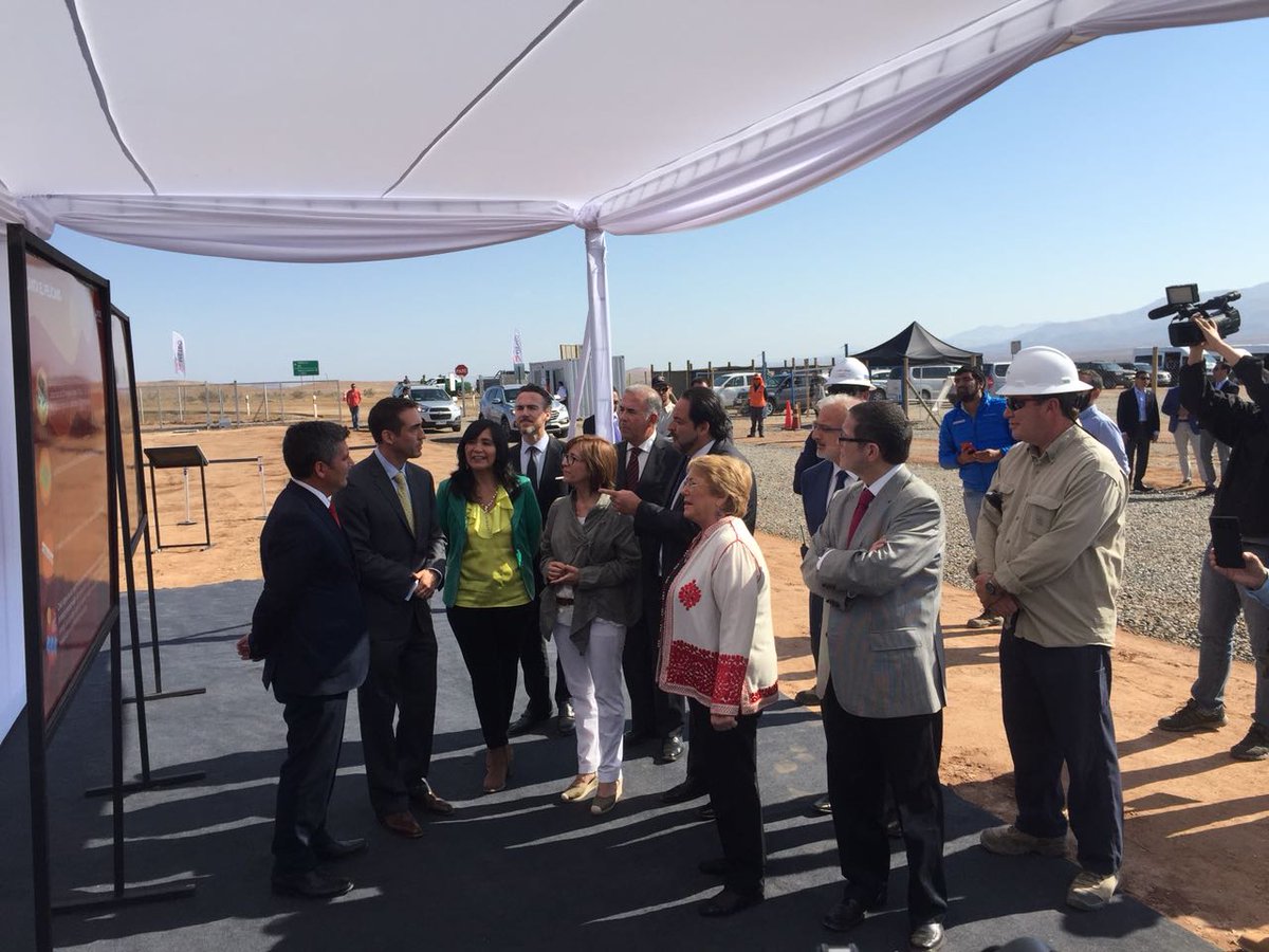 MinEnergia's tweet photo. Presidenta @mbachelet inaugura Planta Solar El Pelícano en Región de Coquimbo. Son 110 MW que equivalen al abastecimiento de 125.000 hogares. Además, esta Planta proporcionará energía limpia y renovable a @metrodesantiago 🌞🚇 https://t.co/KBdtundTjN