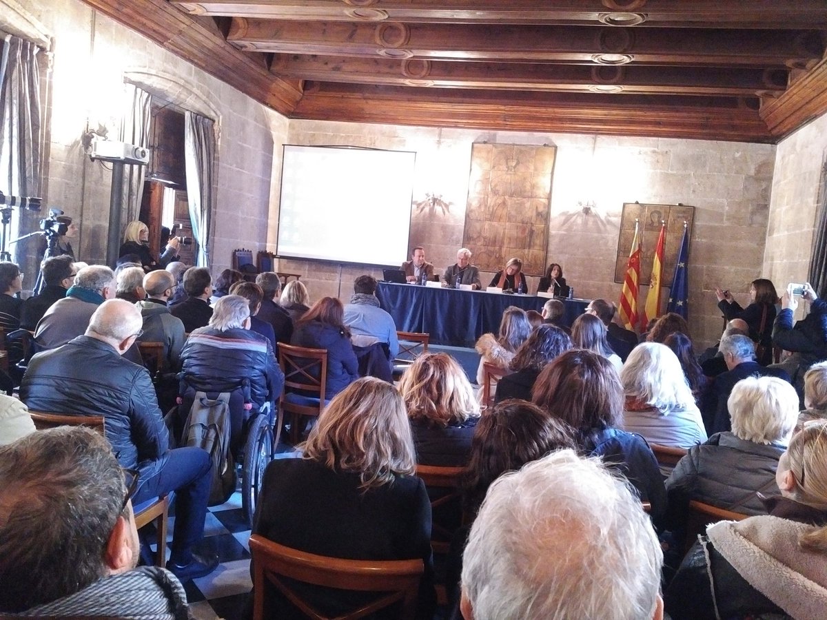 Estamos en la presentación en la #Lonja de las ideas finalistas del Concurso para el proyecto de mejora urbana del entorno patrimonial más importante de la ciudad, Lonja, Santos Juanes y Mercado Central. <a href="/rtorresjoyero/">Rafael Torres</a>  <a href="/OrfebresR/">orfebres peris roca</a> <a href="/radiocolon/">RADIO COLON</a> <a href="/joyerobiendicho/">Joyería Biendicho</a> <a href="/casadlosbotijos/">casa de los botijos</a>