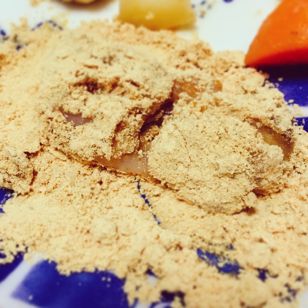 gibbous_leo's tweet photo. 本日、鏡開き
カチカチの鏡餅を一晩以上水に浸けて柔らかくして、お汁粉にしました😋🙏✨
皆さまとともに、今年一年の健康息災を祈願しまして。🙏❤️
2枚目画像は、お汁粉からちょっとお餅を引っ張り出してきな粉をまぶしたもの。きな粉も好き😆😋❤️
#お正月 #鏡開き #お汁粉 #wagashi #shiruko https://t.co/xtRVnJdxa1
