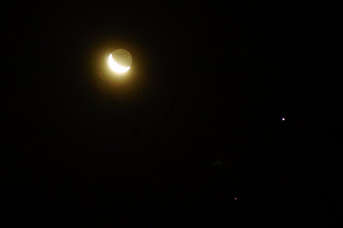 AstronomyLeague's tweet photo. The Moon is out there meeting up with Jupiter &amp; Mars.  Just got in with this pic.   Get out there now and look to the South East. https://t.co/mydqHeDkxk