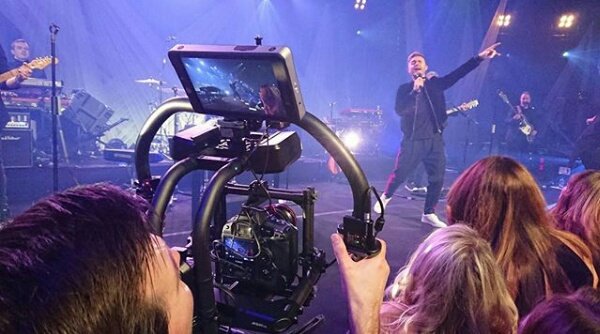 TakeThatFanBase's tweet photo. @GaryBarlow #lastnight #filming #hugecamera
https://t.co/3m2s1msH5L https://t.co/jn64FDHNVW