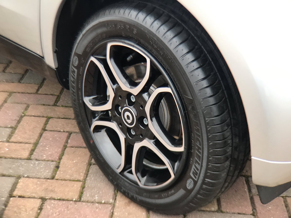MotorSplash_'s tweet image. Smart car in for a set of Exclusive black Alloygators. Protecting the new cars wheels! #Gloucester #Alloygator #PVD #Smart #Exclusives