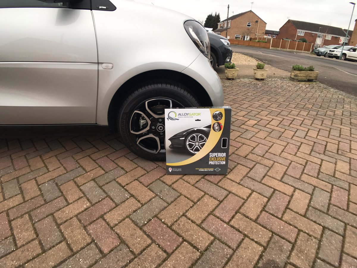 MotorSplash_'s tweet image. Smart car in for a set of Exclusive black Alloygators. Protecting the new cars wheels! #Gloucester #Alloygator #PVD #Smart #Exclusives