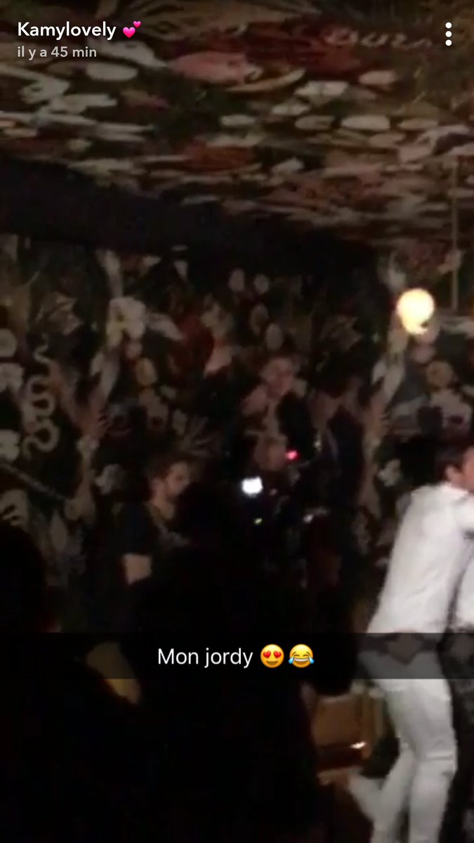 Ooo_Drey's tweet photo. Quand kamila & noré tombe dans la même soirée que #LesAnges10 et qu'elle filme au loin #JordanSS11 😂💣 #SS11 https://t.co/oOh4jaINpK