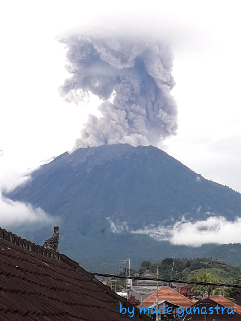 Gunung Agung kembali erupsi keluarkan asap dan abu kelabu kehitaman dari puncak kawah pada 11/1/2018 pukul 18.00 WITA. Hujan abu vulkanik diperkirakan jatuh di sekitar Gunung Agung. Status Awas. Daerah berbahaya adalah di dalam radius 6 km dari puncak kawah. #Bali #agungvolcano
