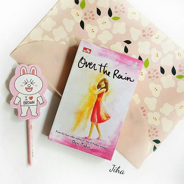 elexmedia's tweet image. #BookReviews from @jiha_takeda17 -  #NovelAddictBookDate with @noveladdict_ @eepicbooks @fikriah_azharii
#OverTheRain a novel by @asri.tahir @elexmedia
Day 2
.
.
"Bumi kenapa nggak suka rumah ini? Oya, di taman kompleks banyak mainan, lho, ada perosotan,… ift.tt/2APeOb9
