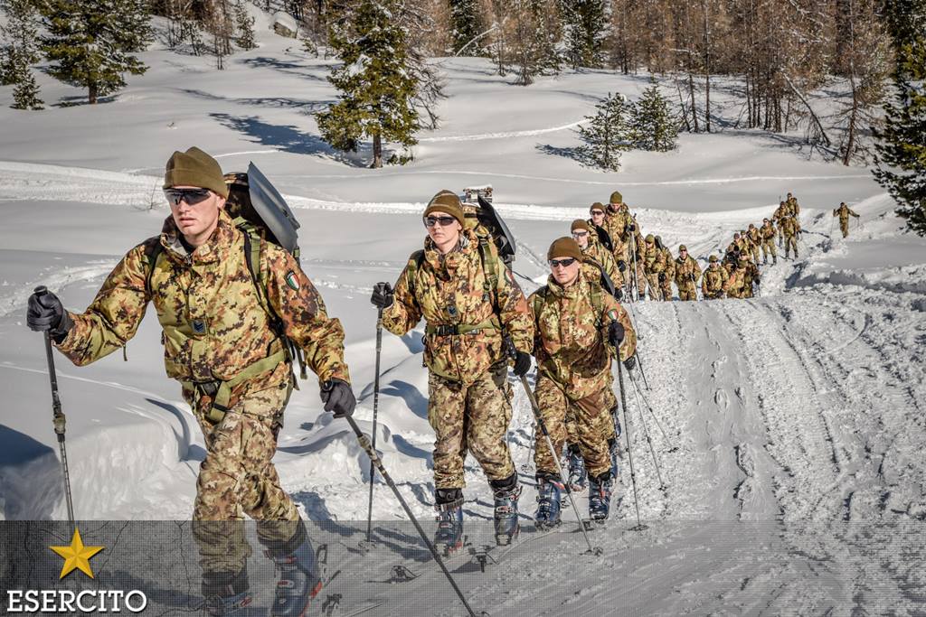 Per le #TruppeAlpine l'#addestramento in montagna rappresenta una delle fasi principali della formazione specialistica del proprio personale.
#EsercitoItaliano #AlserviziodelPaese