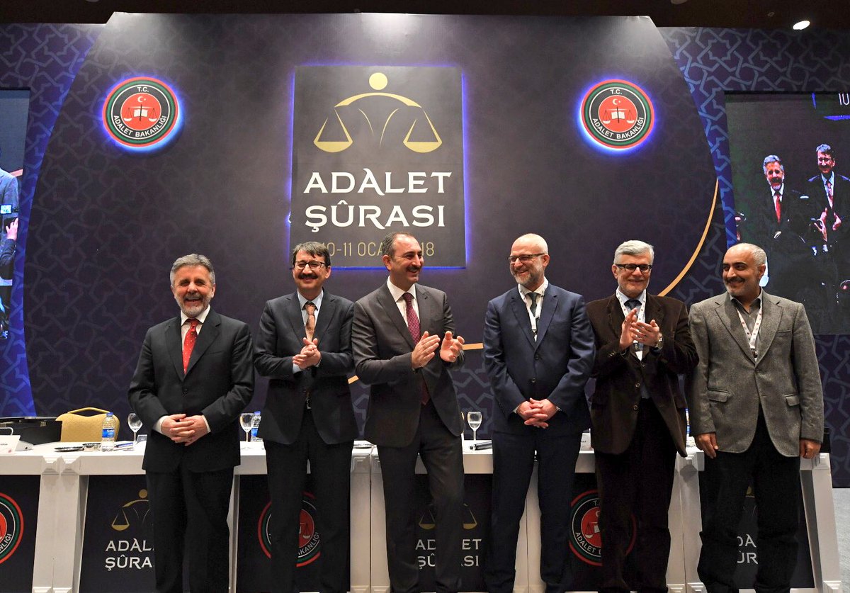 #AdaletŞurası ikinci gün sabah oturumları Adalet Bakanı Abdulhamit Gül'ün hediye takdimi ile tamamlandı.