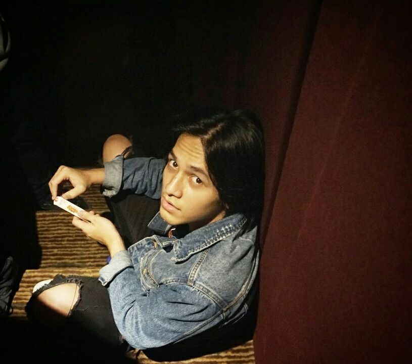 Hema <a href="/jefrinichol/">jefri nichol</a> yang selalu ngumpet sebelum ketemu kalian pas Theater Visit. Gemashhhh!!! 
. 
#SuratCintaUntukStarlaTheMovie #scus28desemberdibioskop #SuratCintaUntukStarla #SCUS #HemaStarla #jefrinichol #caitlinhalderman #BukaLapak