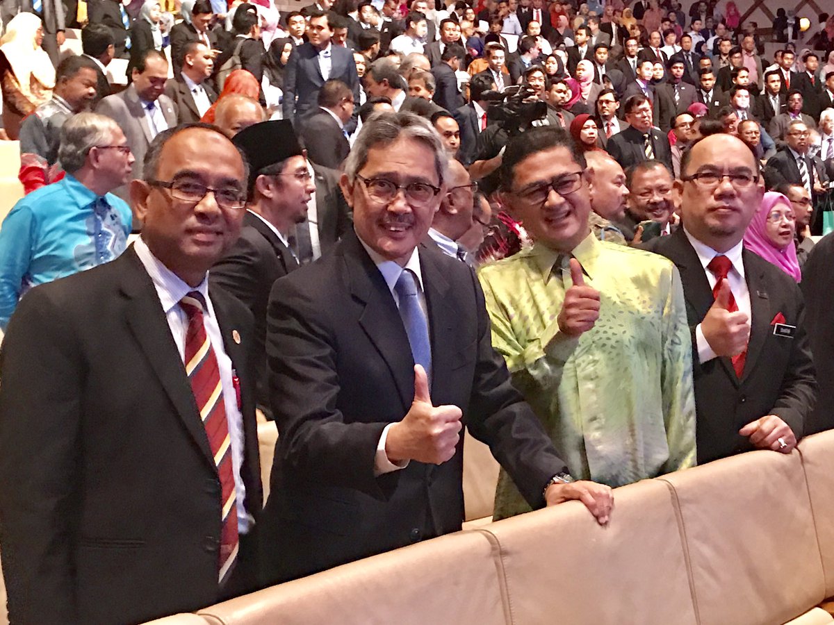 umpsamalaysia's tweet photo. Dalam era Industri 4.0, pendidikan itu sendiri harus menjurus kepada penghasilan insan untuk zaman itu. Ini termasuklah kaedah pembelajaran dan pengajaran, pentafsiran yang fleksibel dan fluid.Apapun keinsanan jadi keutamaan. @MoheOfficial @idrisjusoh @NoorulAinur https://t.co/gGJo8HpJyF