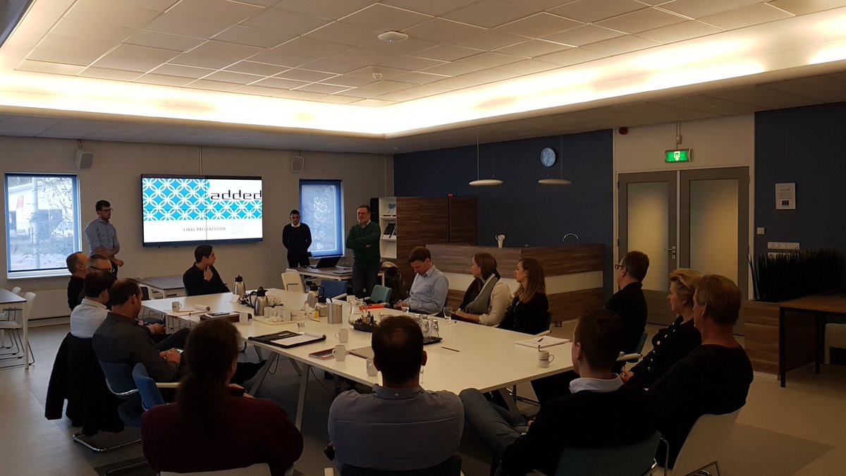 Studenten van Stenden en Windesheim presenteren hun  logistieke concepten voor de Smart Factory van Technologies Added. Zeer waardevol!