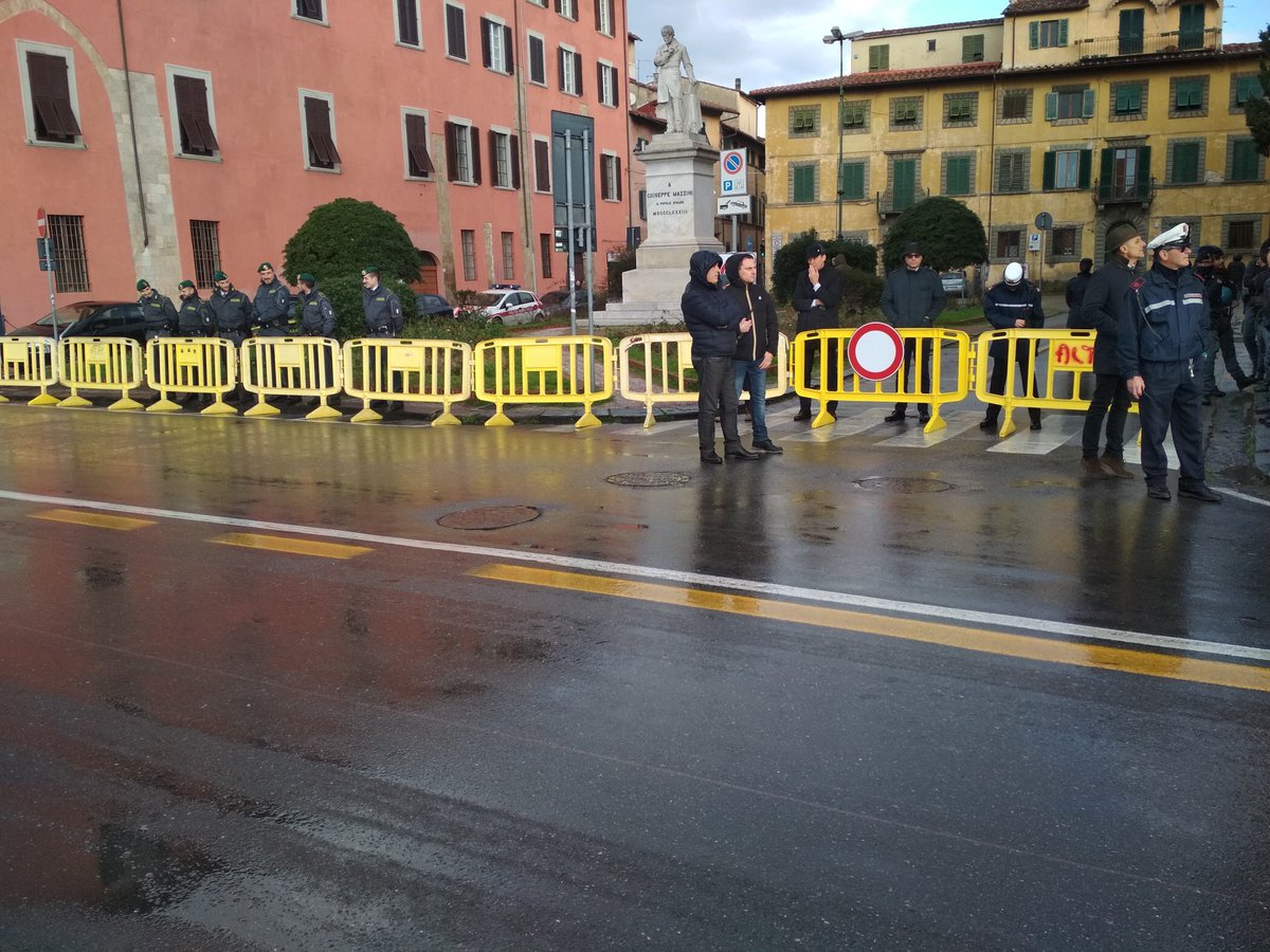 exploitpisa's tweet photo. Piazza delle Prefettura blindata per l'arrivo di #Minniti a Pisa. 

La firma del patto per la Pisa Sicura con @Filippeschi e Rossi avviene a porte chiuse in una piazza militarizzata. Contro il ministro dei DASPO, respingiamo ogni politica securitaria del decoro urbano!

#NoDaspo https://t.co/3z5kp1lt8T