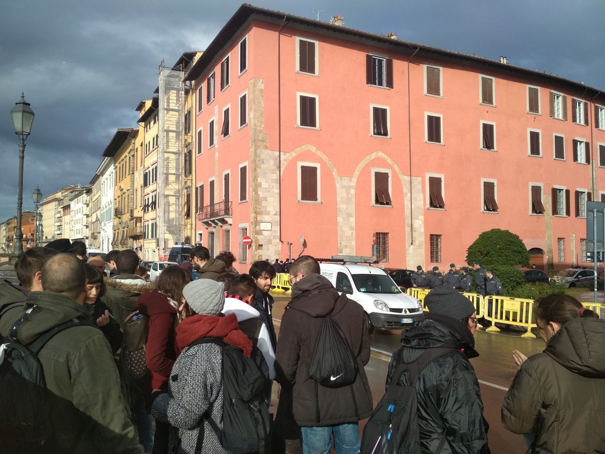 exploitpisa's tweet photo. Piazza delle Prefettura blindata per l'arrivo di #Minniti a Pisa. 

La firma del patto per la Pisa Sicura con @Filippeschi e Rossi avviene a porte chiuse in una piazza militarizzata. Contro il ministro dei DASPO, respingiamo ogni politica securitaria del decoro urbano!

#NoDaspo https://t.co/3z5kp1lt8T