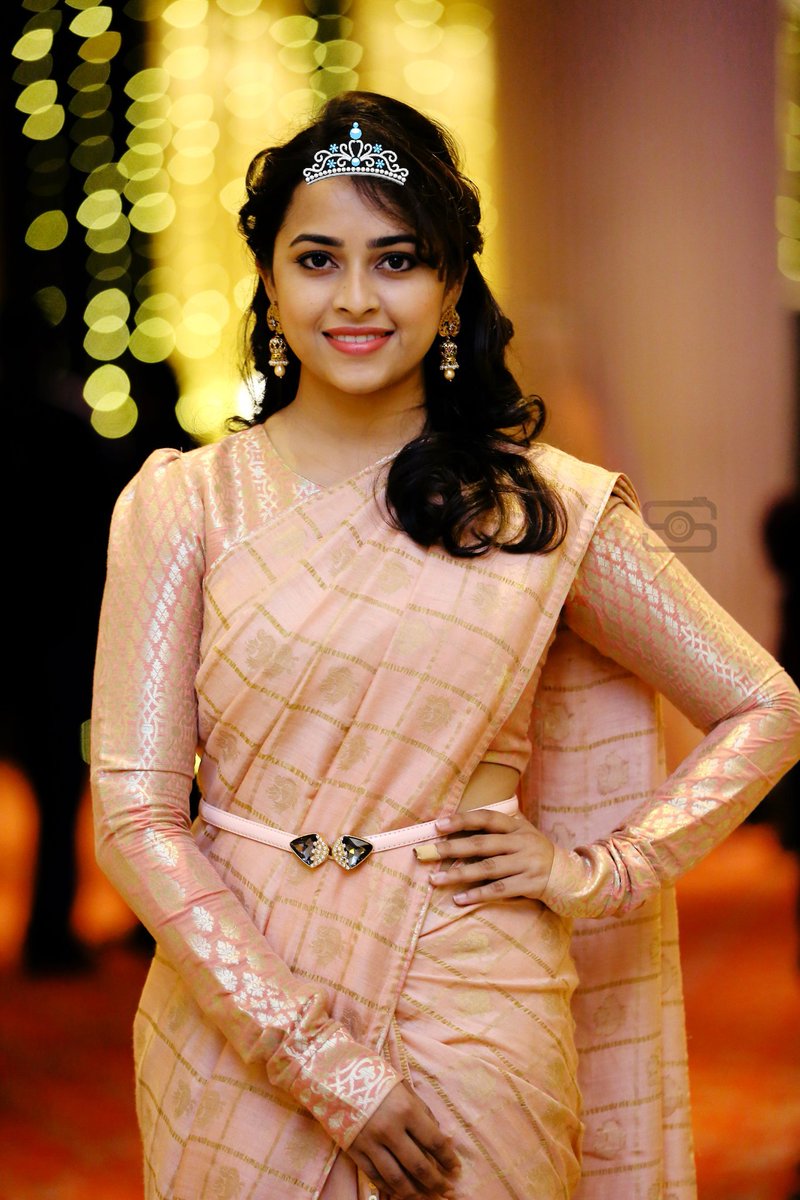 pradeep_cbi's tweet photo. 👉Touch
#myTiny💌4my @SDsridivya 👑
#myGoldenAngel🌸
உன் விழிகளில்
கரைந்திடும்
கவிஞன்✍️நான்
நின் விரலினை
வருடவே வருகிறேன்
மாலையில்😘
உன் பார்வையில்
தொலைந்திடும்
ரசிகன்😜நான்
நின் அருகிலே
இருப்பதால் மிதக்கிறேன்
காதலில்💙
by
~°~
#ItsMyInfinite😘💞 https://t.co/3FZEiSr3Pt