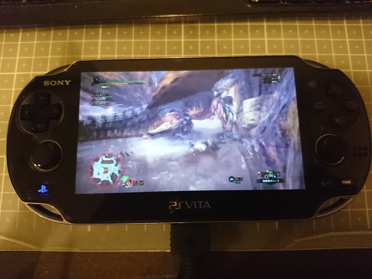 ラムザ 久々にpsvita起動してモンハンワールドの動画を流し疑似携帯機モンハンワールドを堪能してたけどやっぱり文字とか小さくて見にくい 後は標準でlr2 Lr3付いてたらリモートプレイでやるんだけどなあ とりあえず初期型vitaは有機elで綺麗