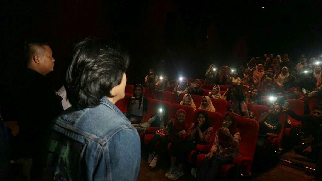 Hema <a href="/jefrinichol/">jefri nichol</a> yang selalu ngumpet sebelum ketemu kalian pas Theater Visit. Gemashhhh!!! 
. 
#SuratCintaUntukStarlaTheMovie #scus28desemberdibioskop #SuratCintaUntukStarla #SCUS #HemaStarla #jefrinichol #caitlinhalderman #BukaLapak