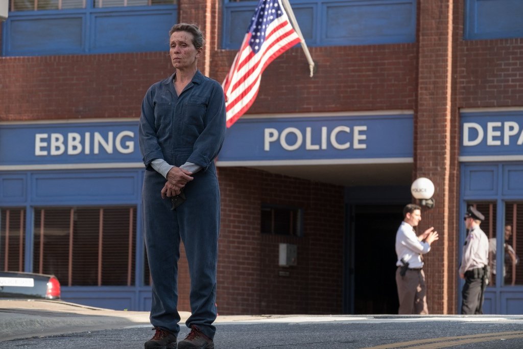 HobohOfficial's tweet photo. Arriva oggi nelle sale cinematografiche il film di Martin McDonagh​ "Tre Manifesti a Ebbing" vincitore degli ultimi Golden Globes​. Una dark comedy con Frances McDormand, ambientata nell'America del Sud, che racconta i rapporti umani, il lutto, la rabbia e la società. Scopri… https://t.co/BkIccYo2yB