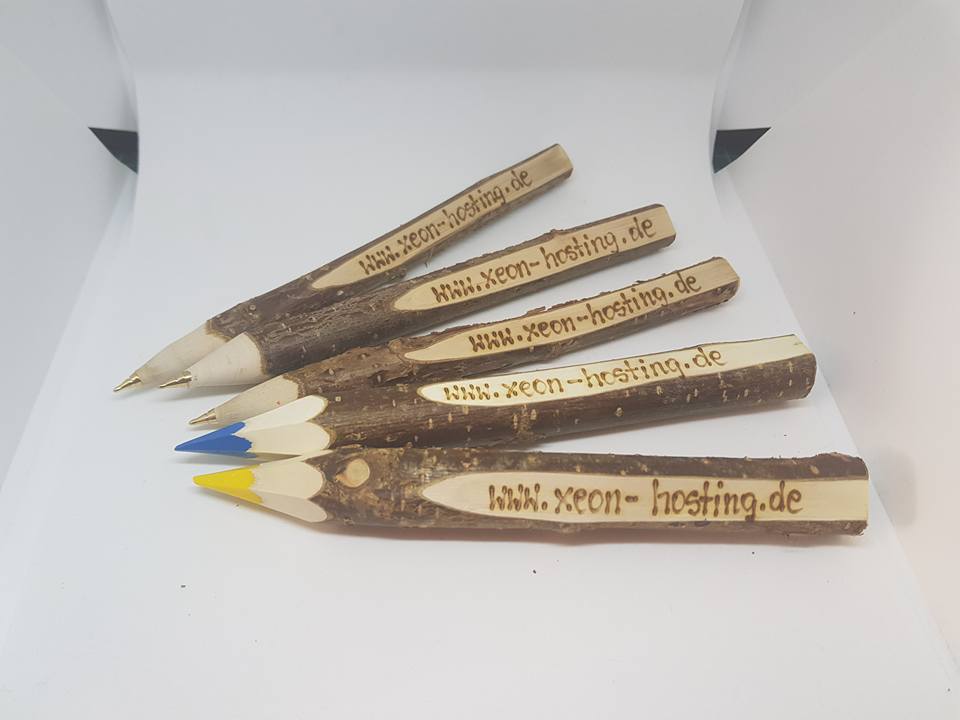 Stickerle's tweet photo. Nun seht ihr unsere neuen Kugelschreiber. 
Bei Interesse könnt ihr euch gerne an uns wenden unter service@stickerle.de

50 Stück Echtholz kosten 60€ https://t.co/f6bM2dmmRT