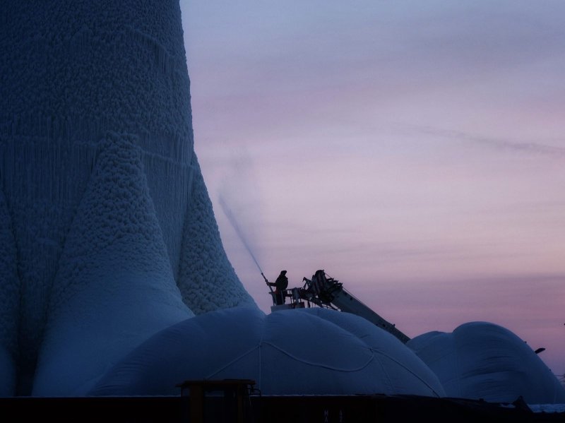XHNews's tweet photo. Chinese, Dutch students build world's tallest ice tower in China's "ice and snow city" Harbin https://t.co/1805XwrgUg https://t.co/5zVCGfhmbw