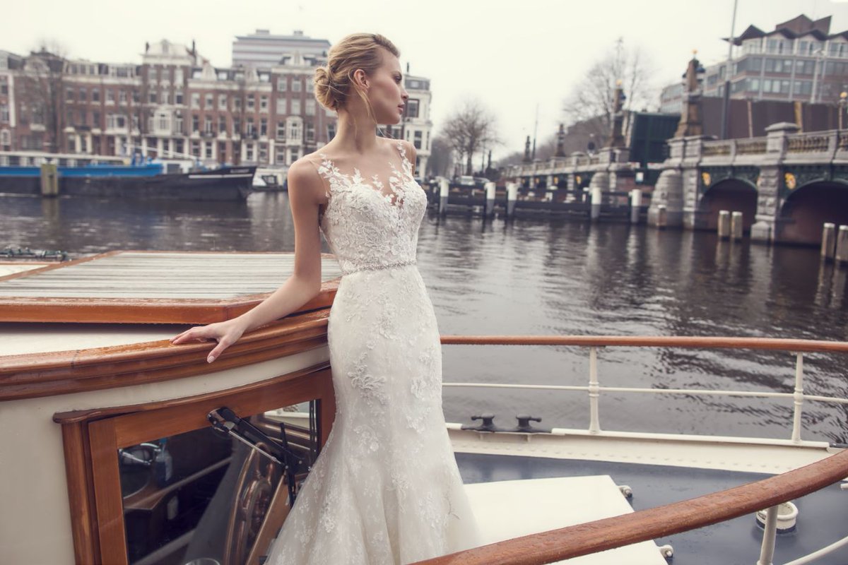 BruidMagazine's tweet photo. Romantiek én glamour bij deze bruidsjurk met wauw-factor van @ModecaBridal . https://t.co/l63gusO0do #bruidsjurk #bridalgown #modeca #bruid #bride #wedding #trouwen #bruidsmode #bridalfashion #2018 #newcollection #dutchdesign https://t.co/7cNphnuY18