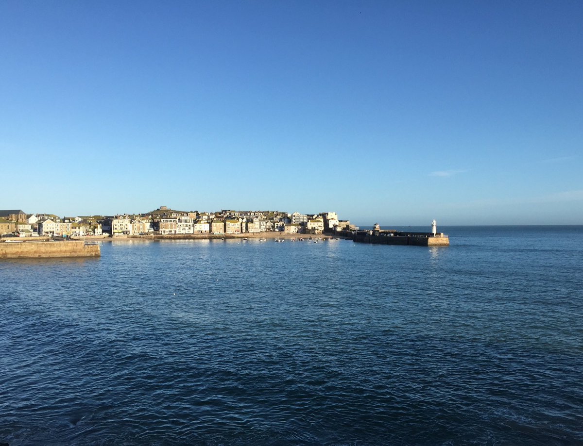 Beautiful day here in #stives - the <a href="/StoweGallery/">StoweGallery@St.Ives</a> is open throughout January (and beyond) - let me know if your coming 😁