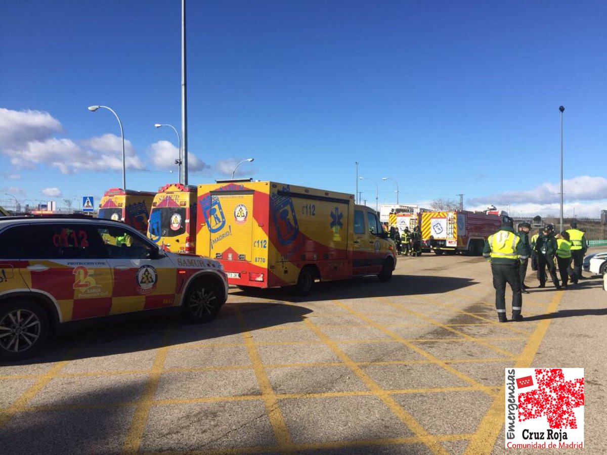 emergenciasCREM's tweet photo. Tras activación de #AlarmaGeneral en el Aeropuerto Adolfo Suárez Madrid-Barajas, somos activados con el resto de recursos al punto de reunión indicando desde @112cmadrid https://t.co/zIJh6sT6jX
